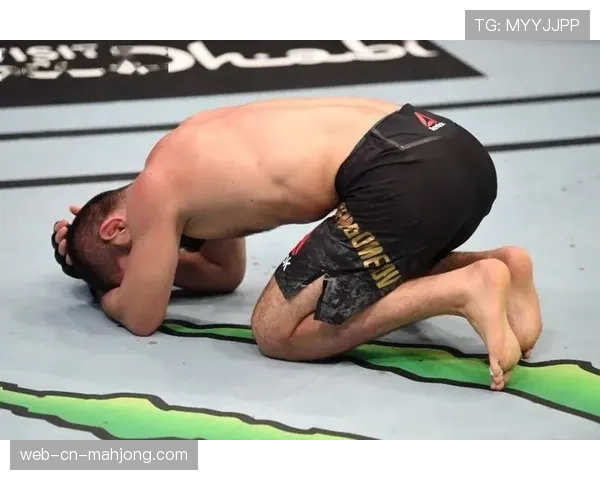 特写：老将劳勒赛后将自己的手套留在八角笼中央，疑似告别